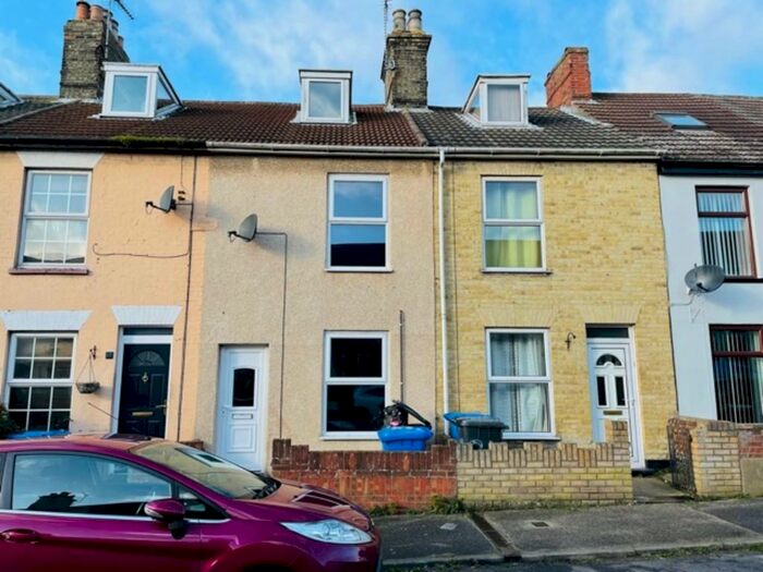 3 Bedroom Terraced House To Rent In Queens Road, NR32