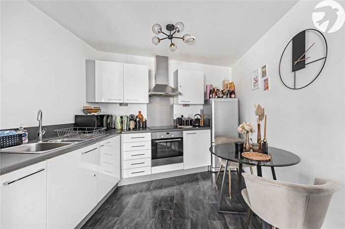 1 Bedroom Flat For Sale In Carmichael Avenue, Greenhithe, Kent, DA9
