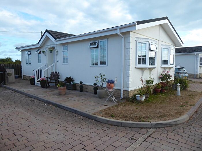 2 Bedroom Mobile/park Home For Sale In Kingfisher Close Park, Normans Bay, Pevensey, BN24