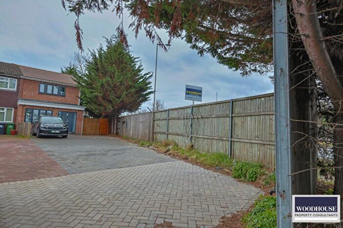 3 Bedroom End Of Terrace House For Sale In Farm Close, Cheshunt, EN8