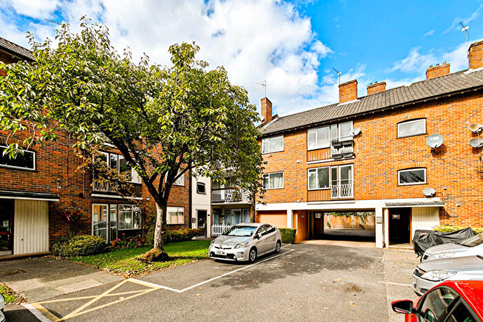 3 Bedroom Flat To Rent In Buxton House, Snaresbrook, E11