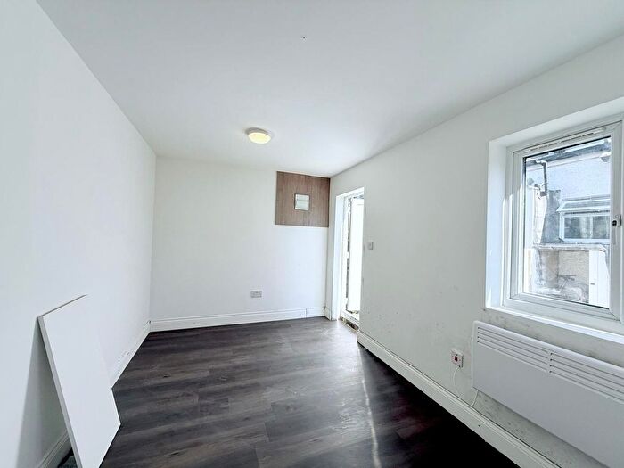 Studio To Rent In The Gardens, Harrow, HA1