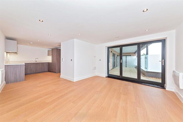 2 Bedroom Apartment To Rent In Chingford Mount Road, Chingford, E4