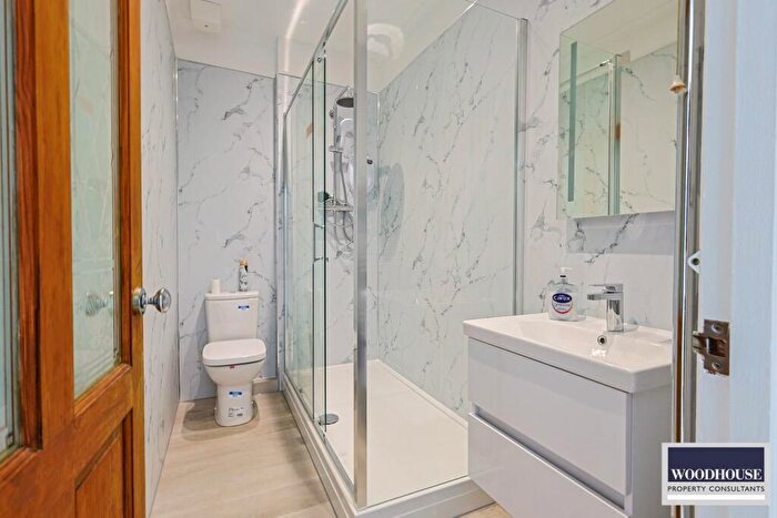 1 Bedroom Flat To Rent In Turners Hill, Cheshunt, EN8