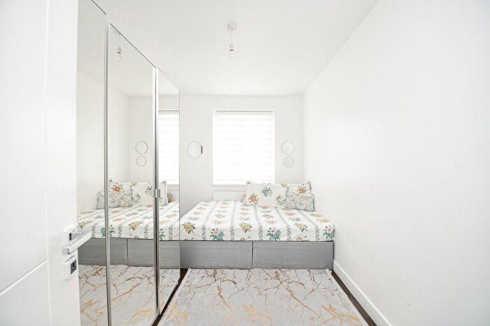 3 Bedroom Semi Detached House For Sale In Havering Road, Romford, RM1