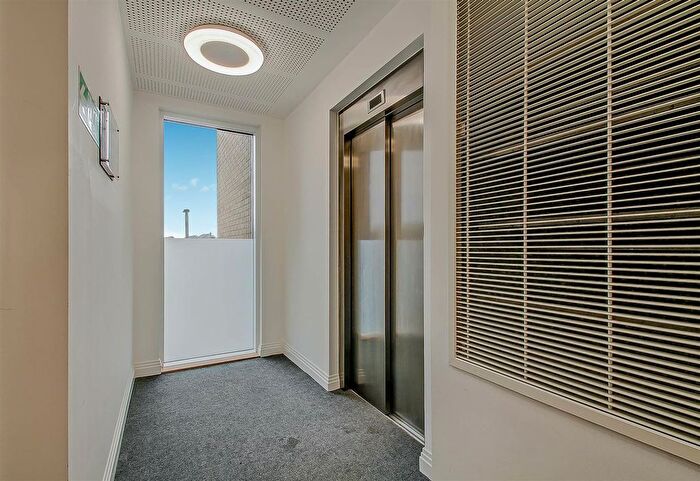 1 Bedroom Flat For Sale In Quayle Crescent, London, N20