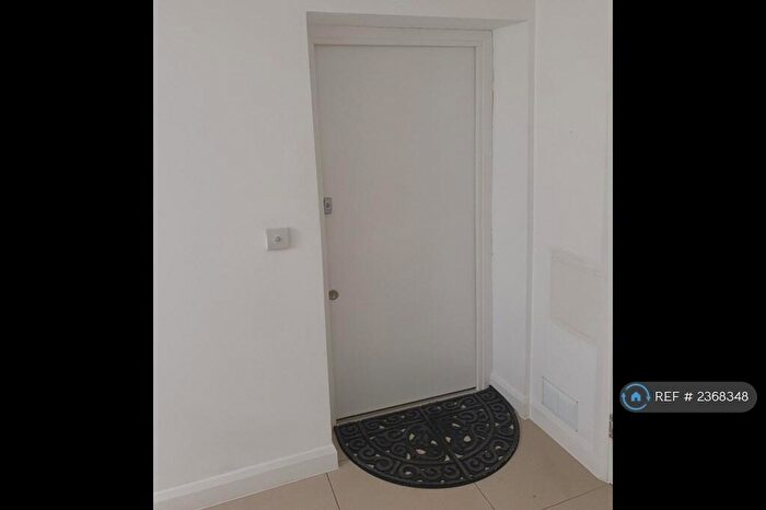 1 Bedroom Flat To Rent In Yellowpine Way, Chigwell, IG7