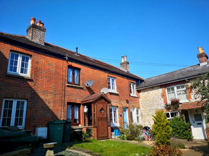 2 Bedroom House To Rent In Newchurch, PO36