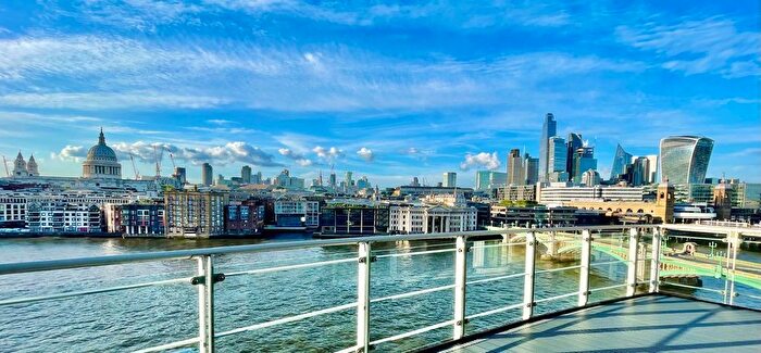 2 Bedroom Flat To Rent In New Globe Walk, London, SE1