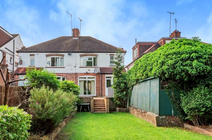 3 Bedroom Semi-Detached House To Rent In Walmington Fold, Woodside Park, N12