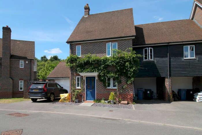 3 Bedroom Semi-Detached House To Rent In Tithing Road, Fleet, GU51