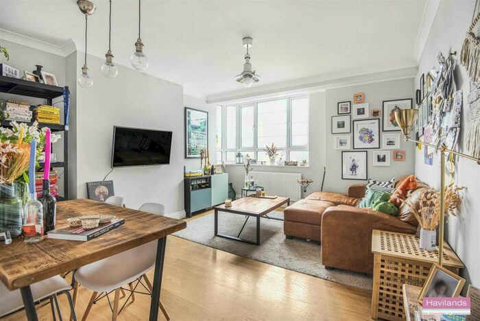 2 Bedroom Flat For Sale In Seymour Court, Winchmore Hill, N21