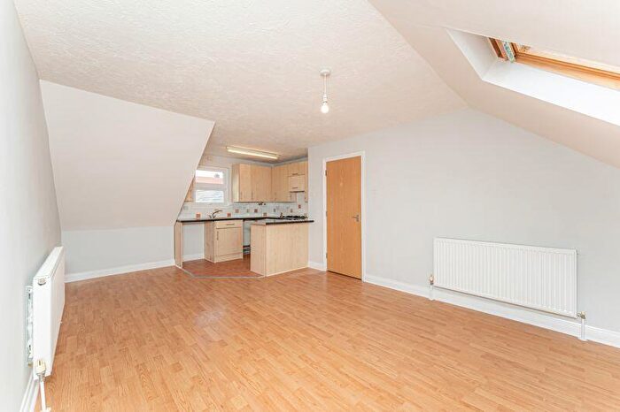 2 Bedroom Flat For Sale In Ellenborough Road, London, N22