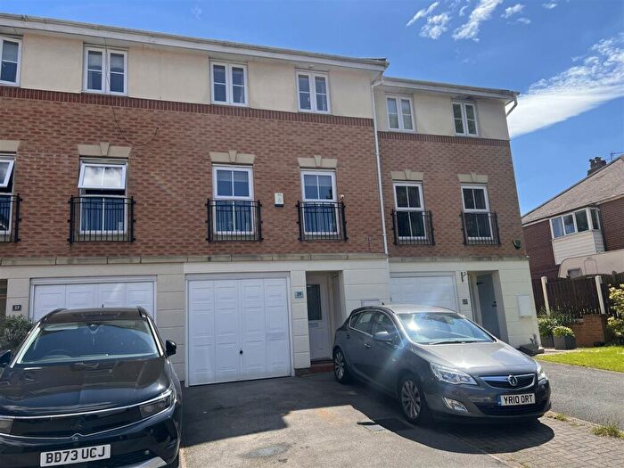3 Bedroom Town House To Rent In Dayhouse Court, Redbrook, Barnsley, S75