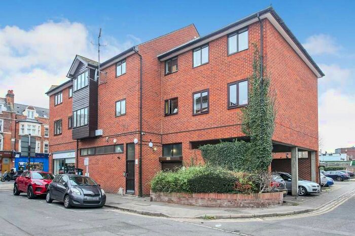 1 Bedroom Apartment To Rent In Cottage Grove, Surbiton, Surrey, KT6