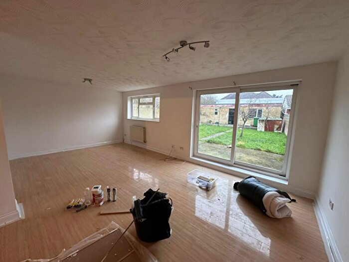 5 Bedroom Semi-Detached House To Rent In Stoke Poges Lane, Slough, Berkshire, SL1
