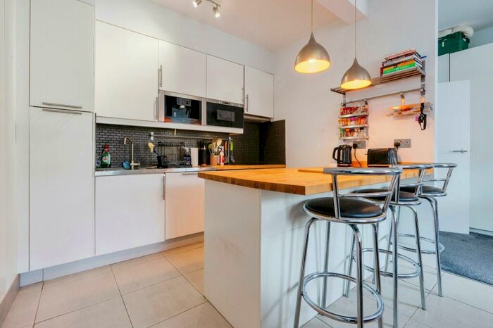 3 Bedroom Flat To Rent In Ramsden Road, SW12