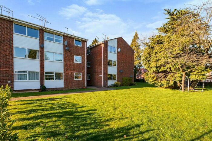2 Bedroom Apartment To Rent In Cedar Court, St. Albans, AL4