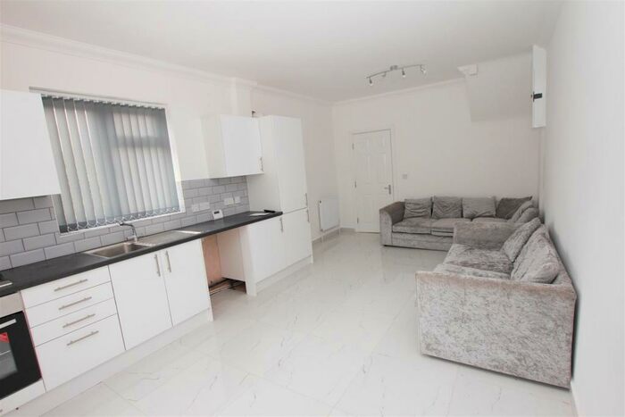 3 Bedroom Flat To Rent In Warwick Road West, Luton, LU4