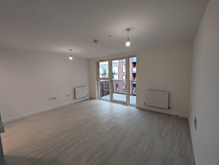 1 Bedroom Flat To Rent In Shearwater Drive, Hendon, NW9