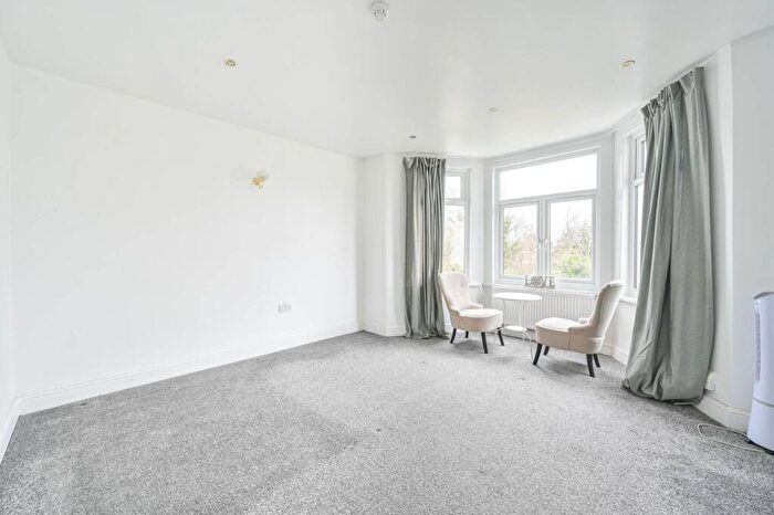 3 Bedroom Flat To Rent In Chatsworth Road, Mapesbury Estate, London, NW2