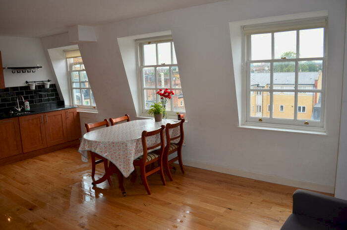 3 Bedroom Flat To Rent In Stoke Newington High Street, N16