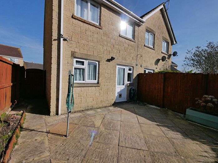 1 Bedroom Flat To Rent In Drift Way, Cirencester, Gamp;, GL7