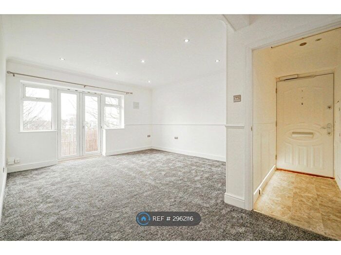 3 Bedroom Flat To Rent In Devonshire Way, Hayes, UB4