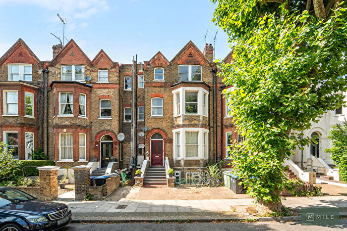 3 Bedroom Apartment For Sale In Brondesbury Villas, London, NW6