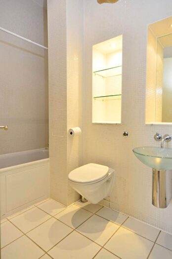 2 Bedroom Flat To Rent In Peckham Grove, Peckham, London, SE15