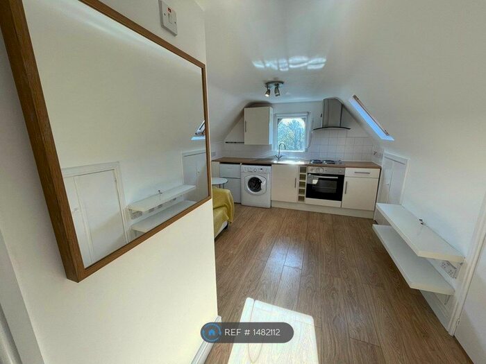 Studio To Rent In Chigwell Road, Woodford Green, IG8