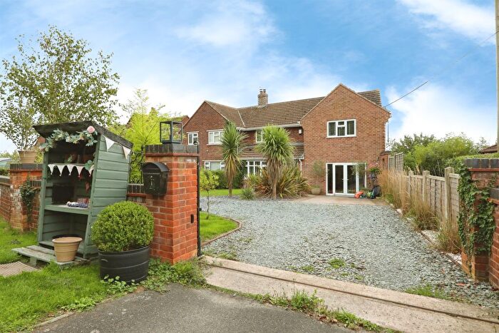 4 Bedroom Semi-Detached House For Sale In Vernon Close, Grove, Retford, DN22