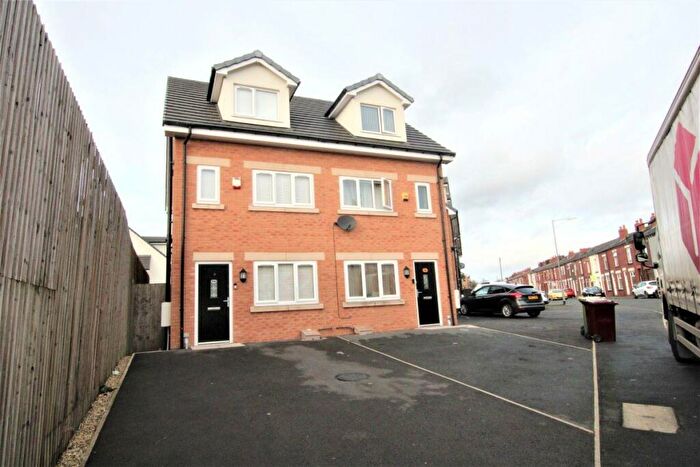 4 Bedroom Semi-Detached House To Rent In Moorcroft Gardens, Bolton, BL2