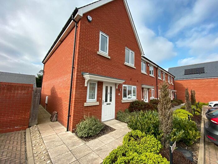 3 Bedroom End Of Terrace House To Rent In Highwell Gardens, Hockley, Essex, SS5
