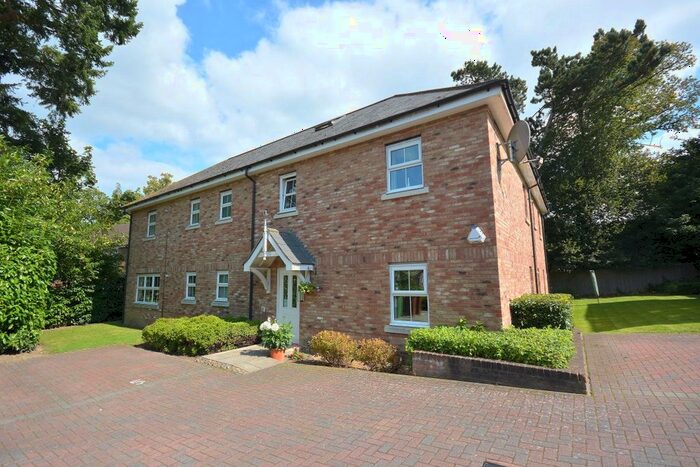 2 Bedroom Flat To Rent In The Grange, Langton Green, TN3