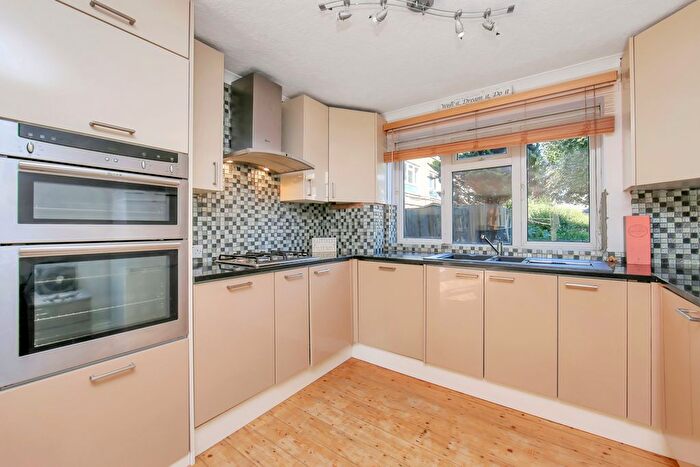 4 Bedroom Flat To Rent In Brierly Gardens, London, E2