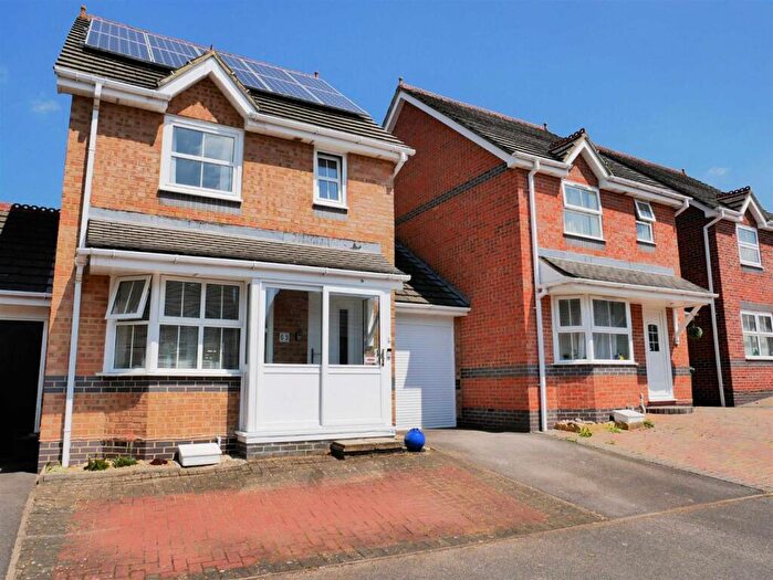 3 Bedroom Detached House For Sale In Westerham Walk, Calne, SN11