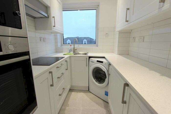 2 Bedroom Flat To Rent In Friern Park, London, N12