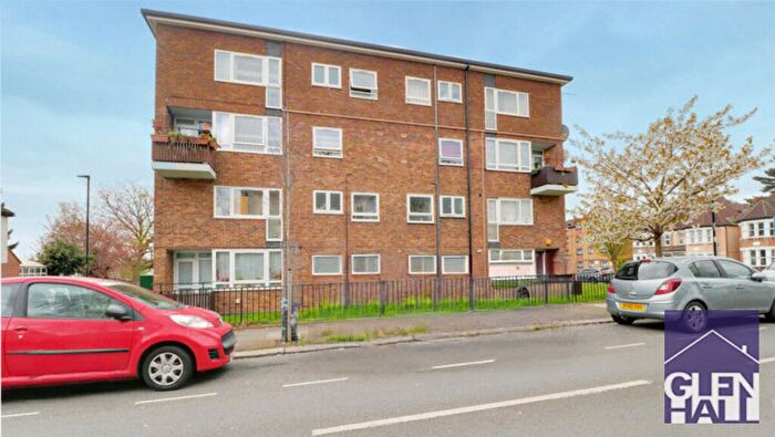 3 Bedroom Flat For Sale In Bowes Road, London, N11