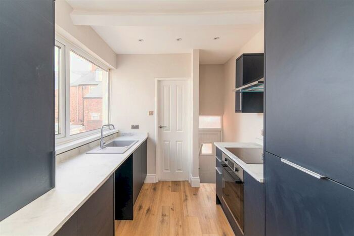 3 Bedroom Flat To Rent In Rawling Road, Gateshead, Tyne And Wear, NE8