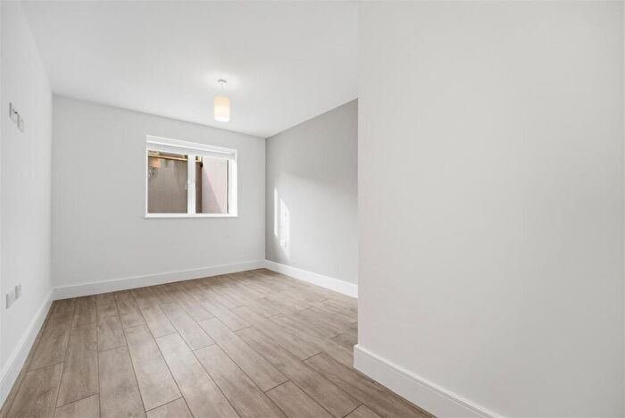 2 Bedroom Flat For Sale In Laurels Road, Iver Heath, Buckinghamshire, SL0