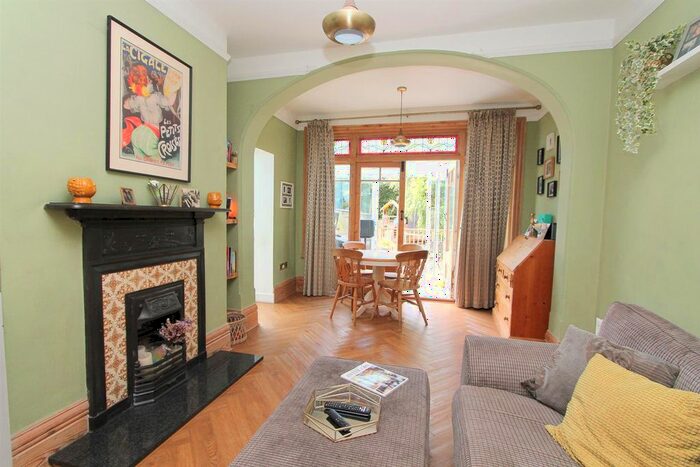 2 Bedroom Maisonette For Sale In Park Lane, Carshalton, SM5