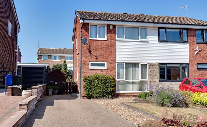 3 Bedroom Semi-Detached House For Sale In Dunedin Grove, Halfway, Sheffield, S20