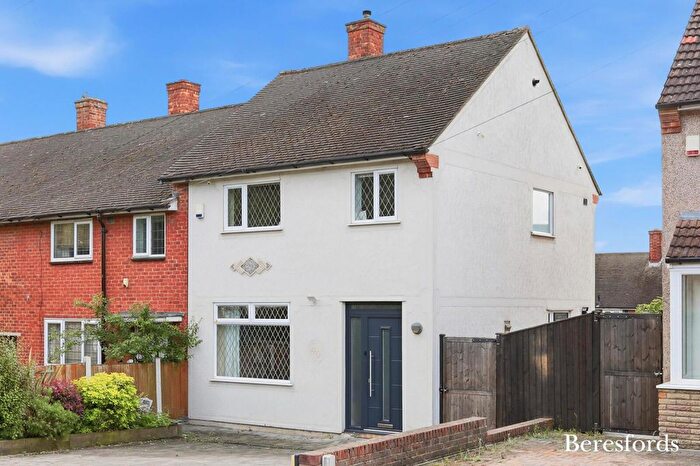3 Bedroom End Of Terrace House For Sale In Tring Gardens, Romford, RM3