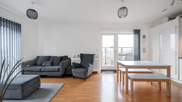 2 Bedroom Flat For Sale In Firwood Lane, Romford, RM3