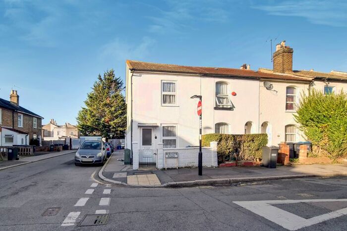 2 Bedroom End Of Terrace House To Rent In Bishops Road, Croydon, CR0