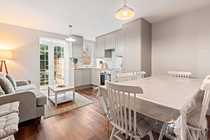 4 Bedroom Property To Rent In Kenchester Close, Oval, SW8