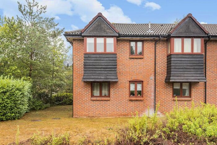1 Bedroom Flat To Rent In Wentworth Close, Crowthorne, RG45