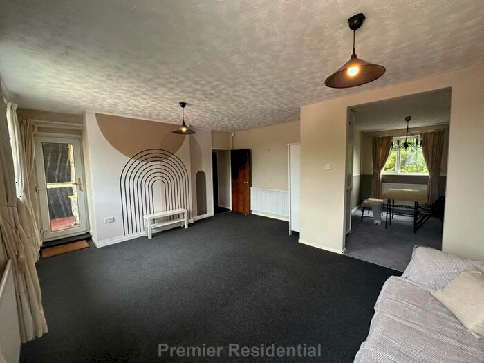 3 Bedroom Apartment To Rent In Rosalind Court, Salford, M5