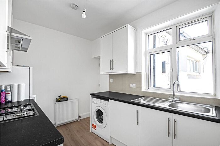2 Bedroom Apartment To Rent In Cotford Parade, Croydon, Surrey, CR7
